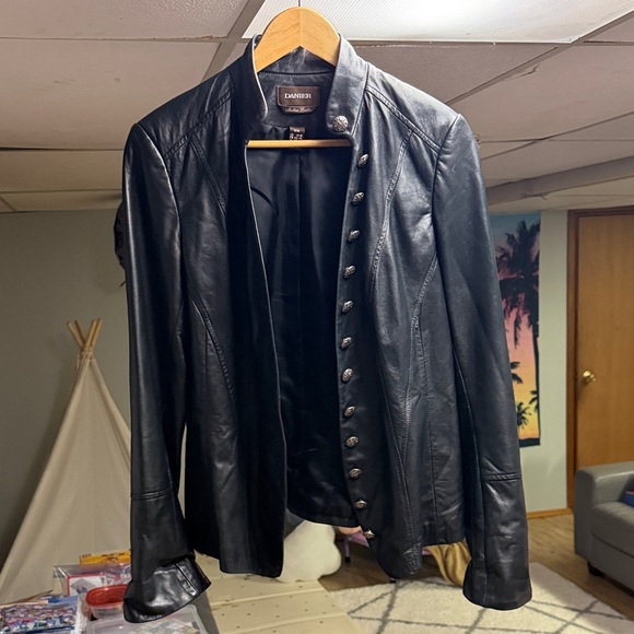 Danier Women's Sleek Black Leather Jacket - Picture 4 of 10